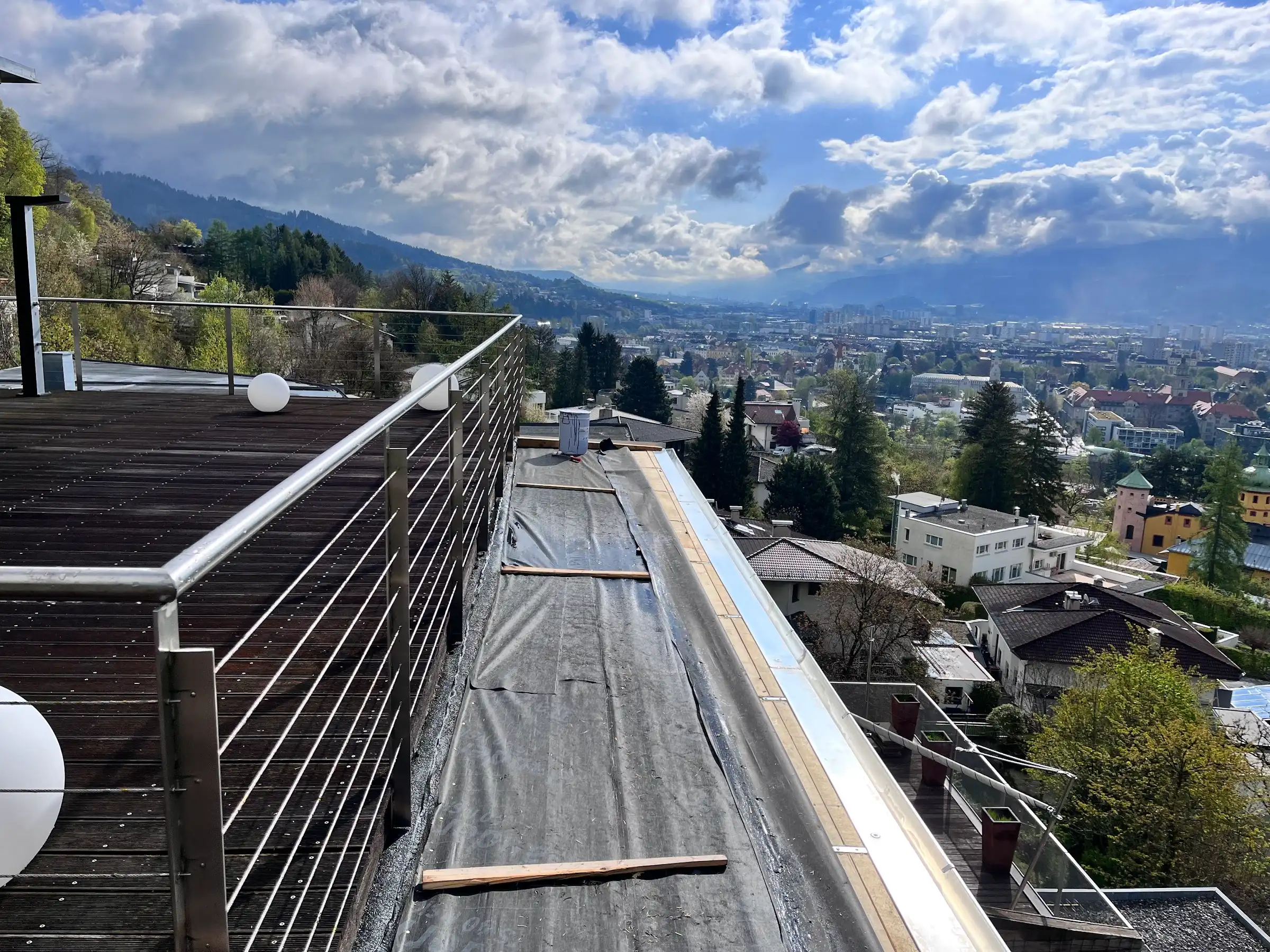 Balkon mit neuer Abdichtungsbahn, Blick über das Inntal