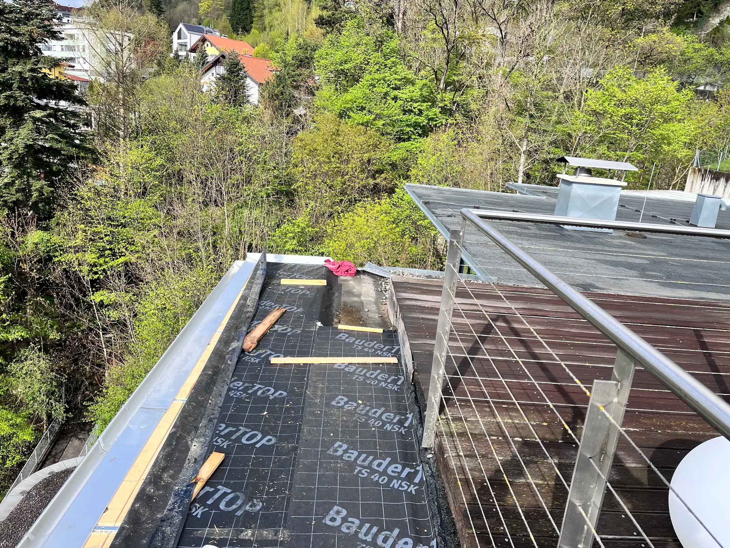 Balkon während der Sanierung, alte Holzroste entfernt, neue Abdichtung verlegt