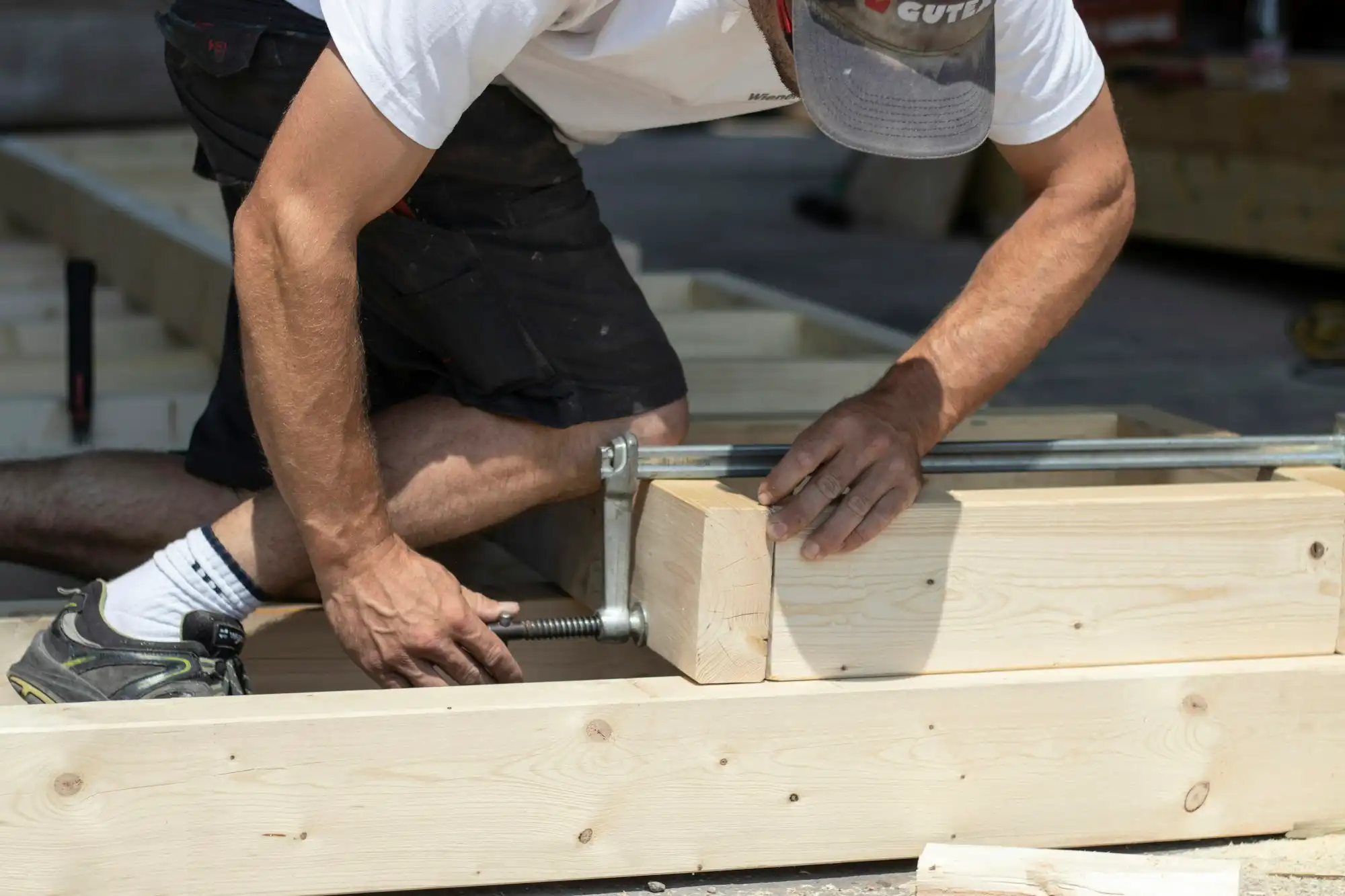 Handwerker bei Holzarbeiten an Lattung und Dachstuhl