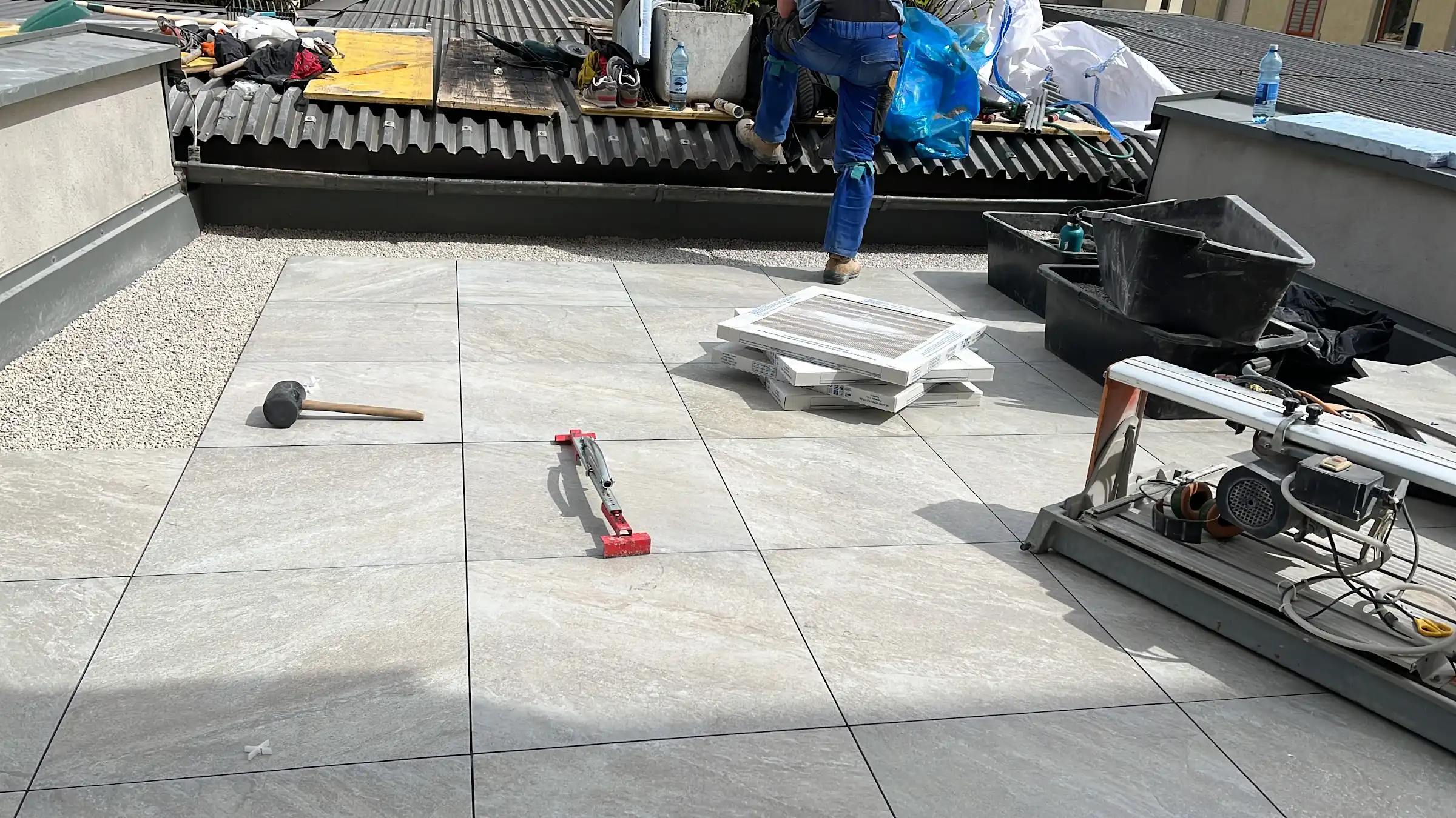 Terrassenfläche während der Arbeiten, neue Platten werden verlegt