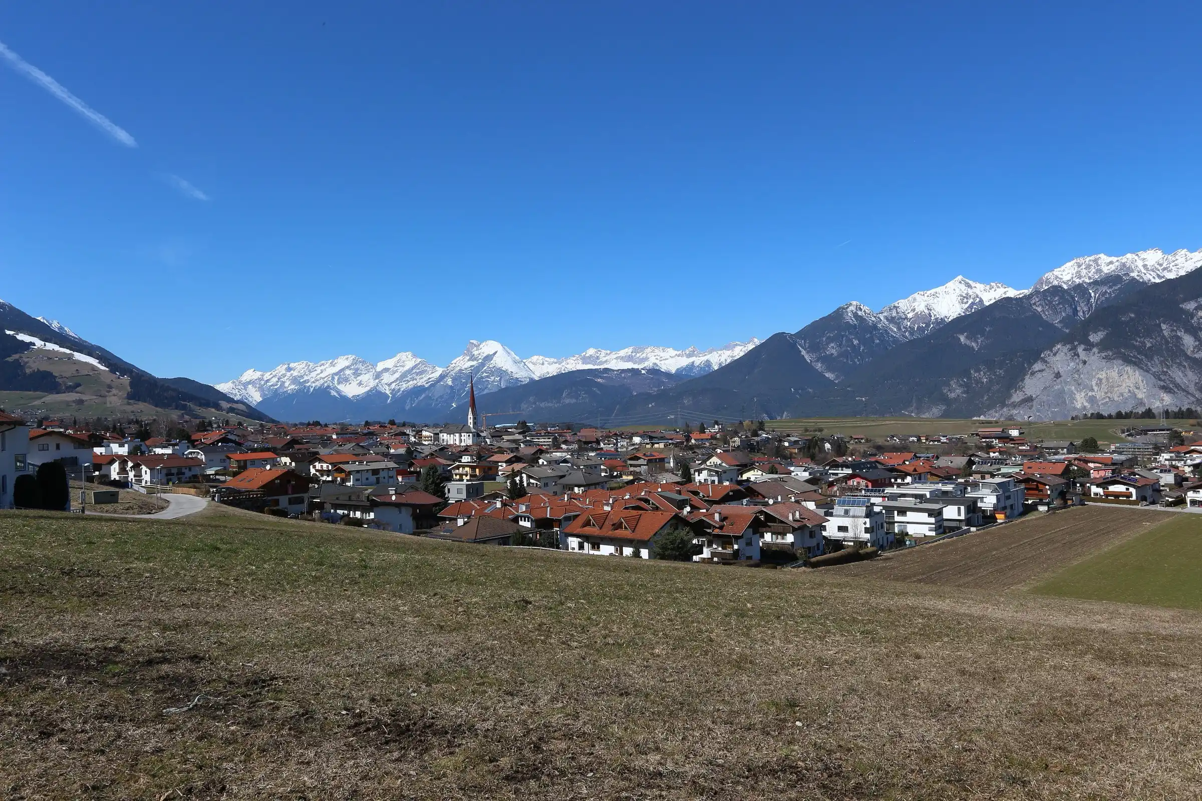 Blick auf Axams mit Pfarrkirche von Südosten