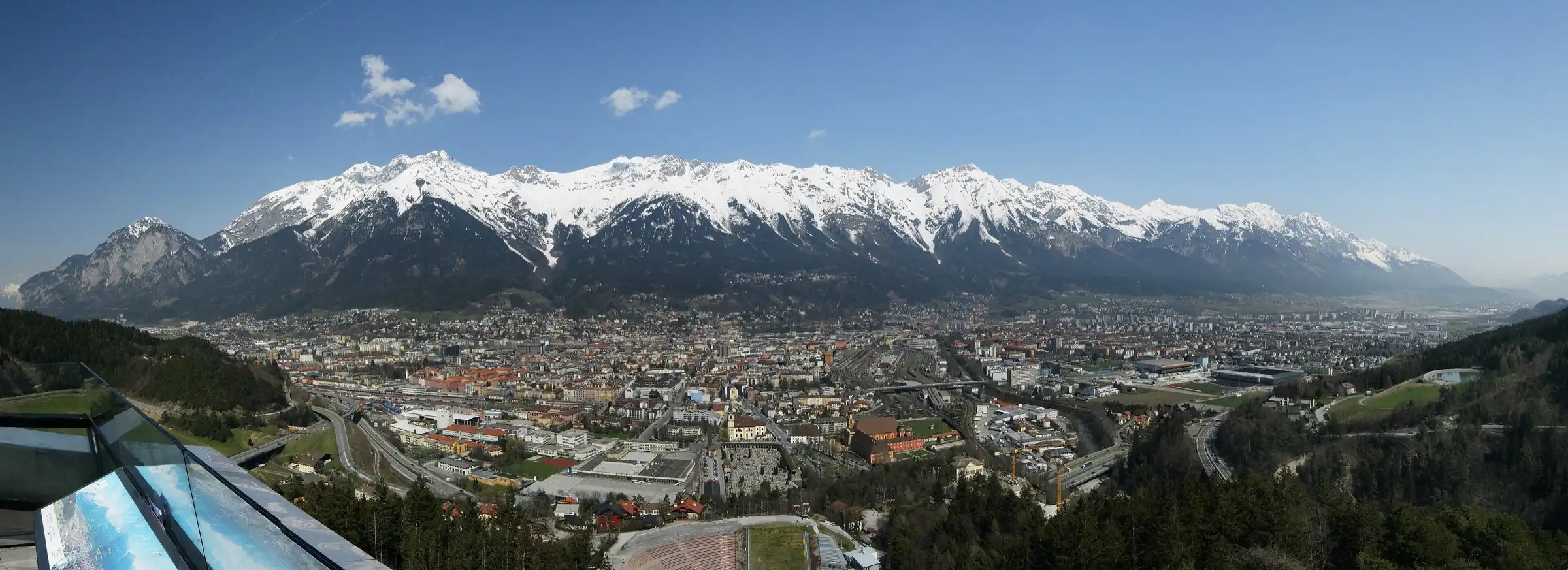 Blick über Innsbruck mit der schneebedeckten Nordkette
