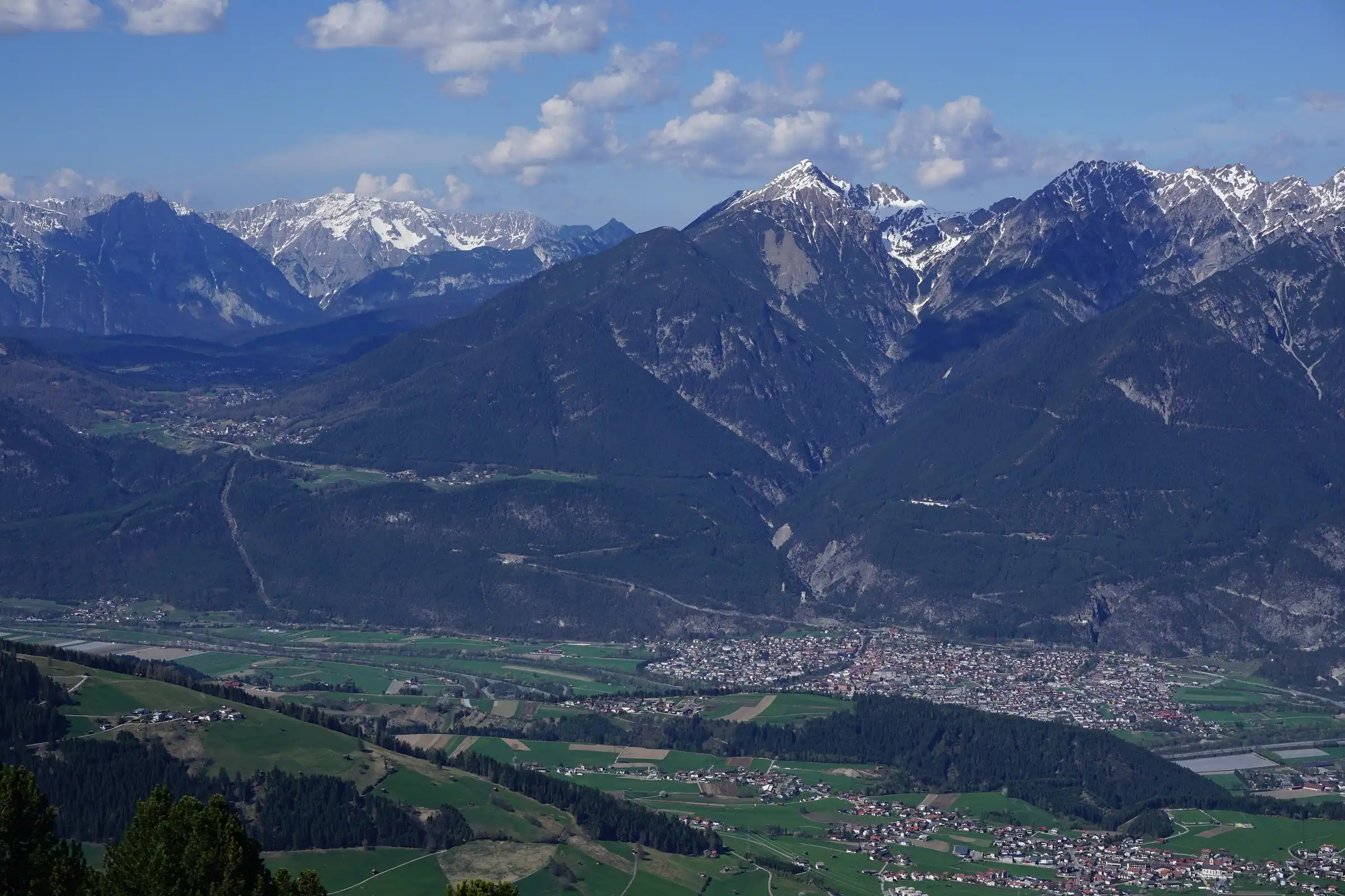 Blick auf Zirl und den Zirler Berg, dahinter Karwendel und Wetterstein
