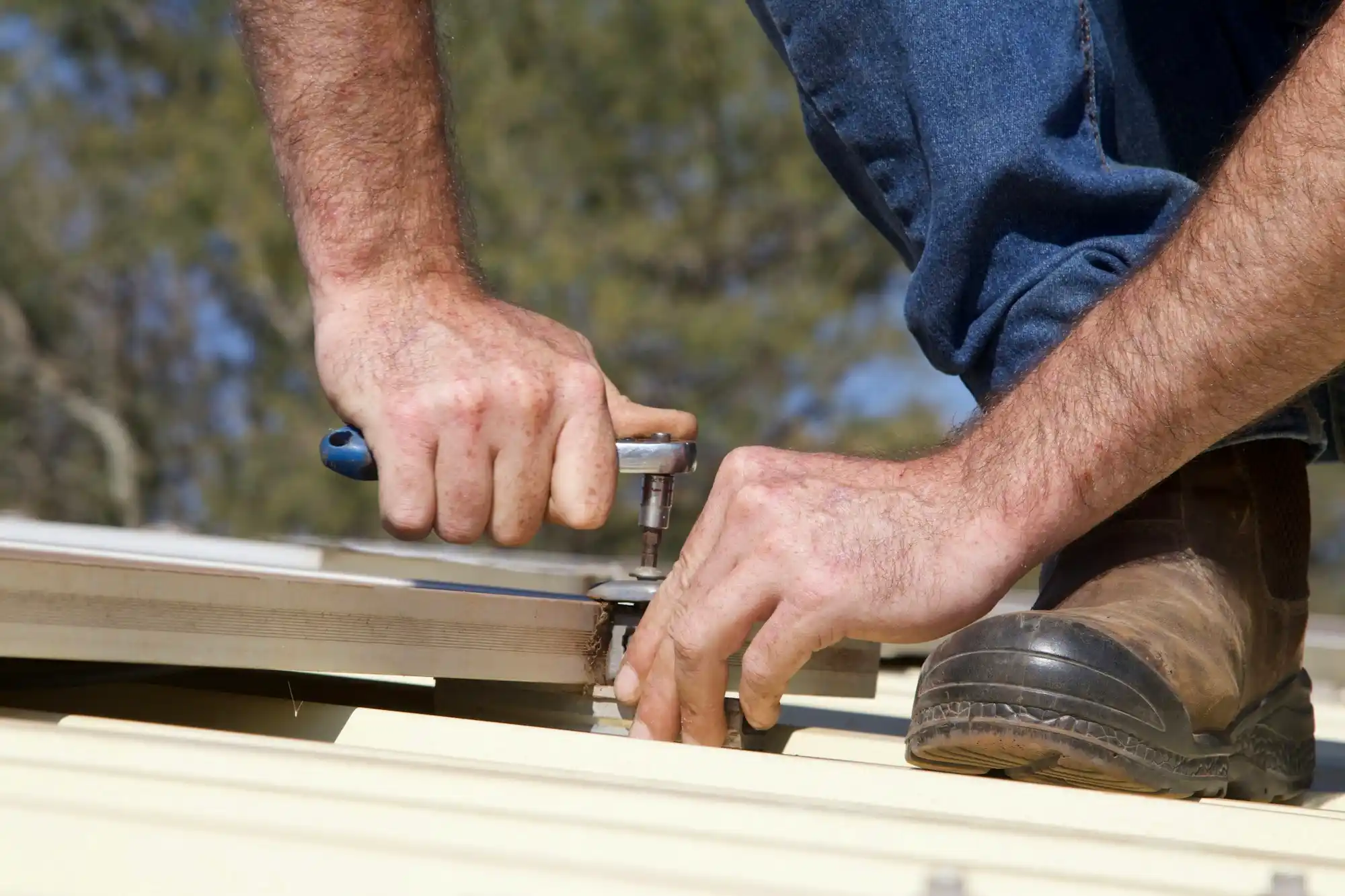 Handwerker bei der Montage mit Werkzeug