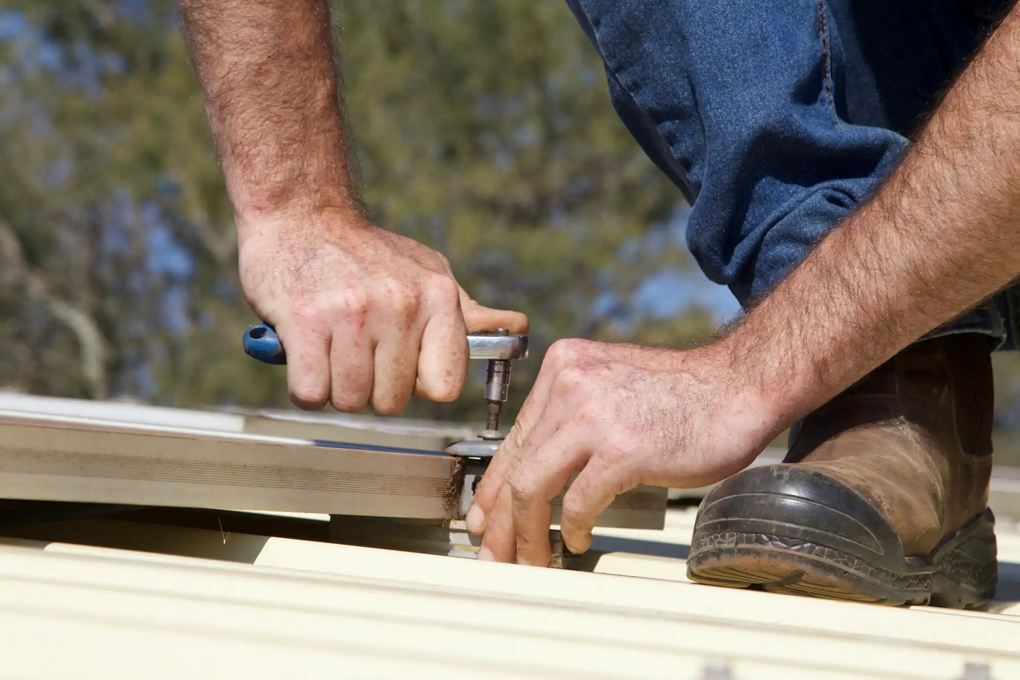 Handwerker bei der Montage mit Werkzeug